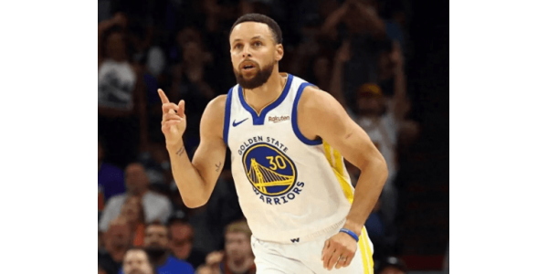 Stephen Curry, imperturbable ante la edad, continúa su legendaria trayectoria Stephen Curry, imperturbable ante la edad, continúa su legendaria trayectoria