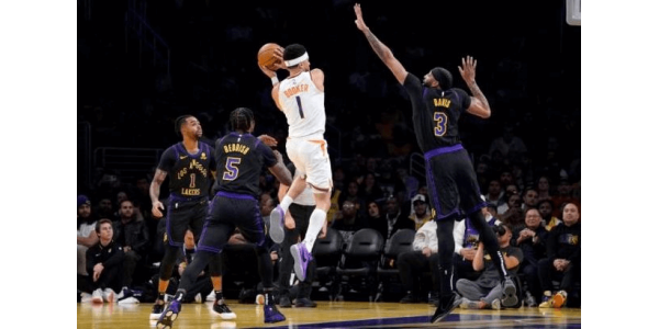La NBA prohíbe a los Lakers usar camisetas negras La NBA prohíbe a los Lakers usar camisetas negras