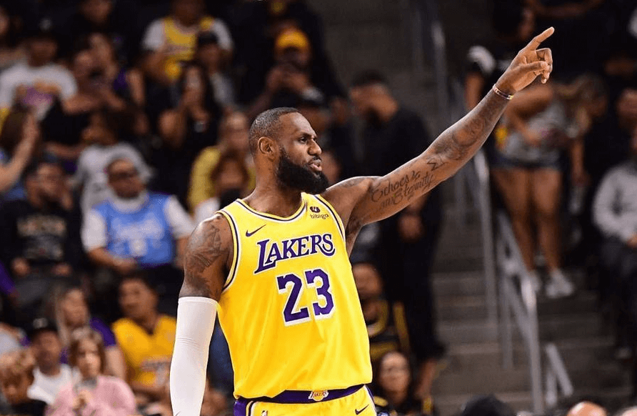 James establece otro récord en el último partido