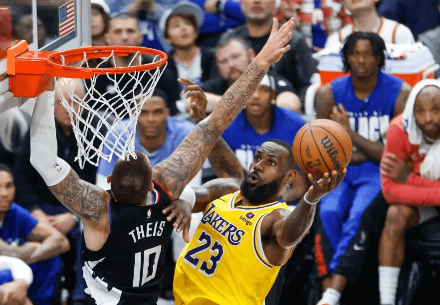 James lidera a los Lakers en su remontada sobre los Clippers