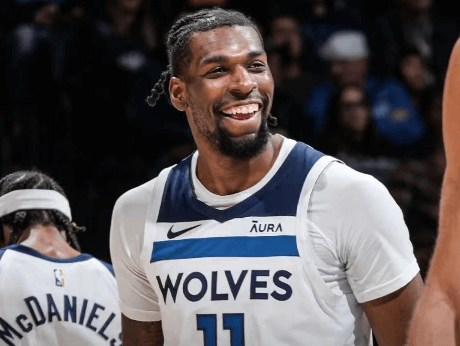 Naz Reid de los Timberwolves gana el premio al Sexto Hombre del Año de la NBA