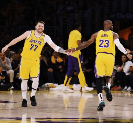 El debut de Doncic causó revuelo y los Lakers marcaron el comienzo de un nuevo capítulo