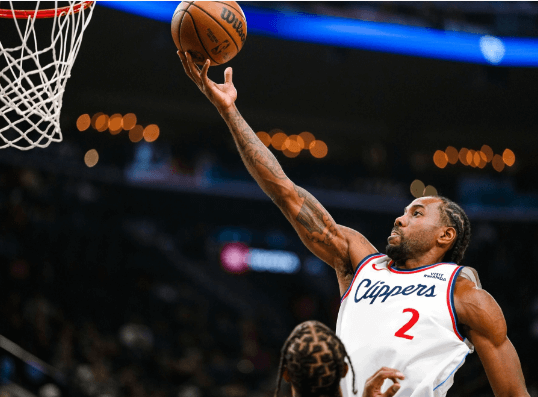 La actuación de 45 puntos de Kawhi Leonard llevó a los Clippers a su sexta victoria consecutiva