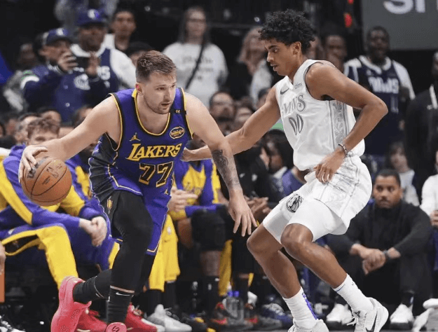 La actuación perfecta de Luka Doncic ayuda a los Lakers a asegurar un puesto en los playoffs