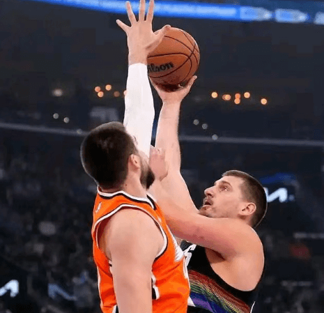 Los Nuggets dominaron, mientras que los Clippers se desmoronaron