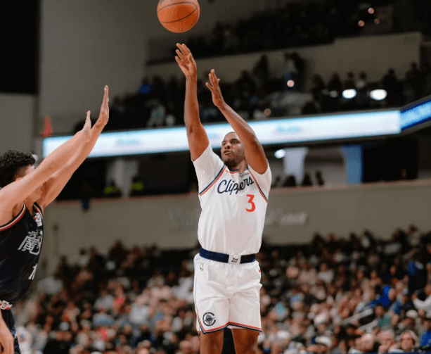 Paul, de 40 años, sorprende a los Clippers en su debut con la franquicia