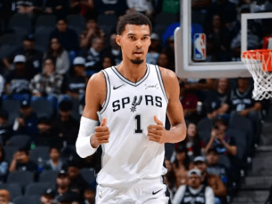 Victor Wembanyam lidera a los Spurs al mejor inicio de temporada en la historia de la franquicia