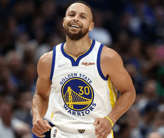 Curry firma una extensión con los Warriors y prolonga un legado de 20 años