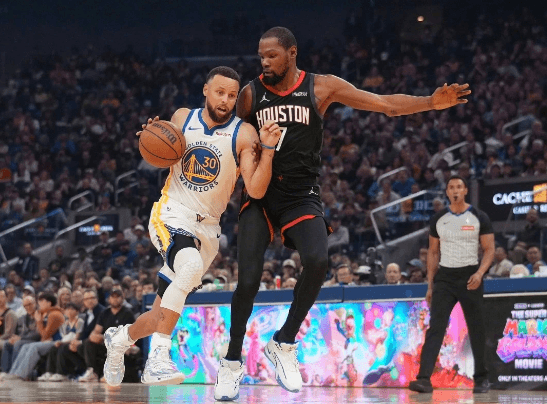 ¡El regreso de Curry ofrece una actuación espectacular! Los Rockets ganan por un punto