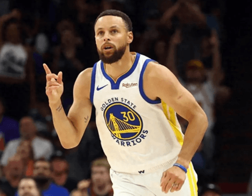 Stephen Curry, imperturbable ante la edad, continúa su legendaria trayectoria