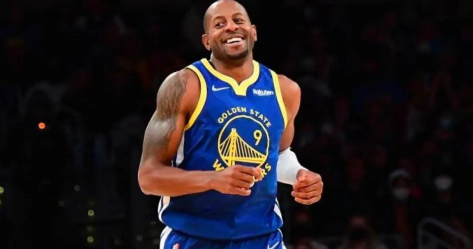 Andre Iguodala fuera de temporada por fractura de muñeca