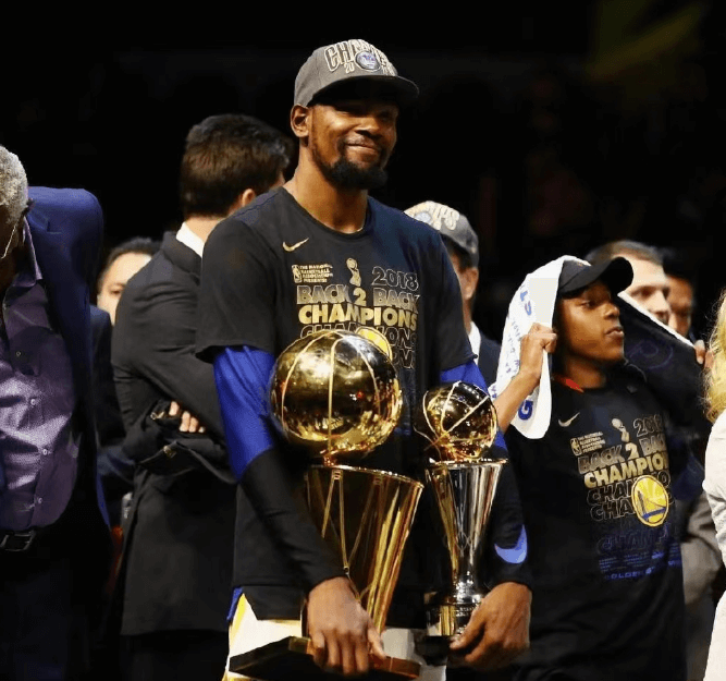 Durant regresa a la cancha local de los Warriors por primera vez desde que dejó los Warriors
