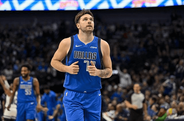 En el partido de Navidad, Doncic alcanza la marca de los 10.000 puntos