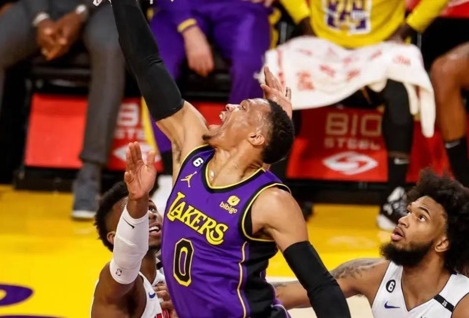 Russell Westbrook se une oficialmente a los Clippers